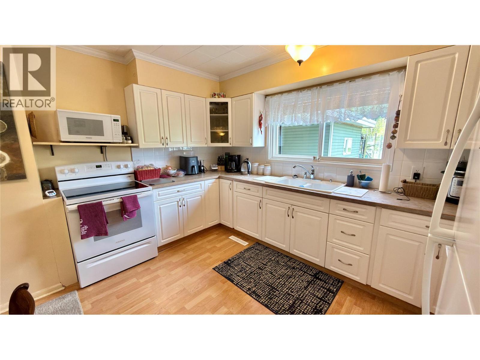 492 Fourth Avenue, Midway, BC - Indoor Photo Showing Kitchen With Double Sink