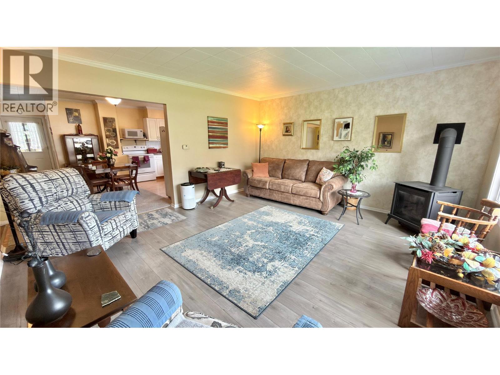 492 Fourth Avenue, Midway, BC - Indoor Photo Showing Living Room