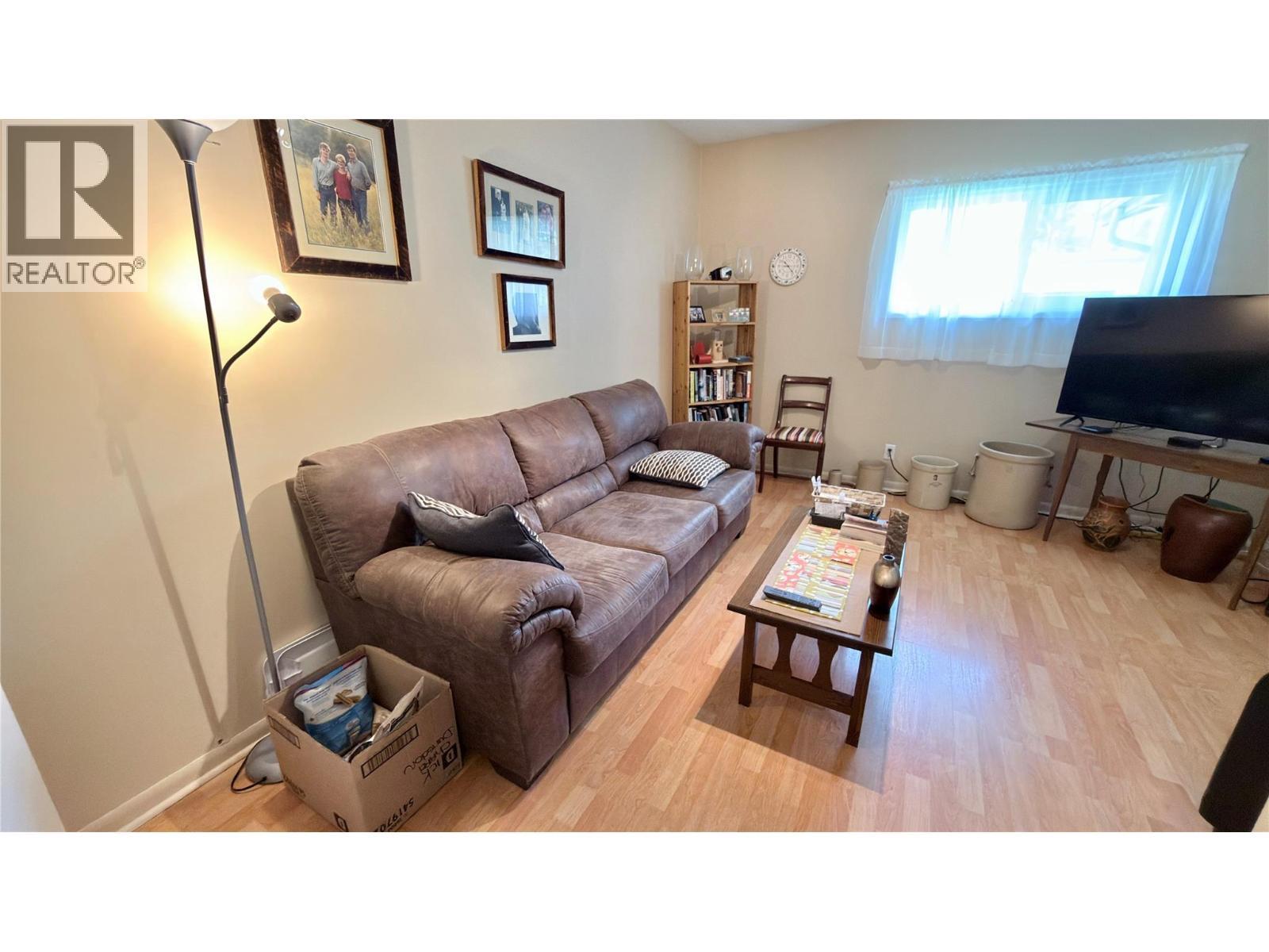 492 Fourth Avenue, Midway, BC - Indoor Photo Showing Living Room