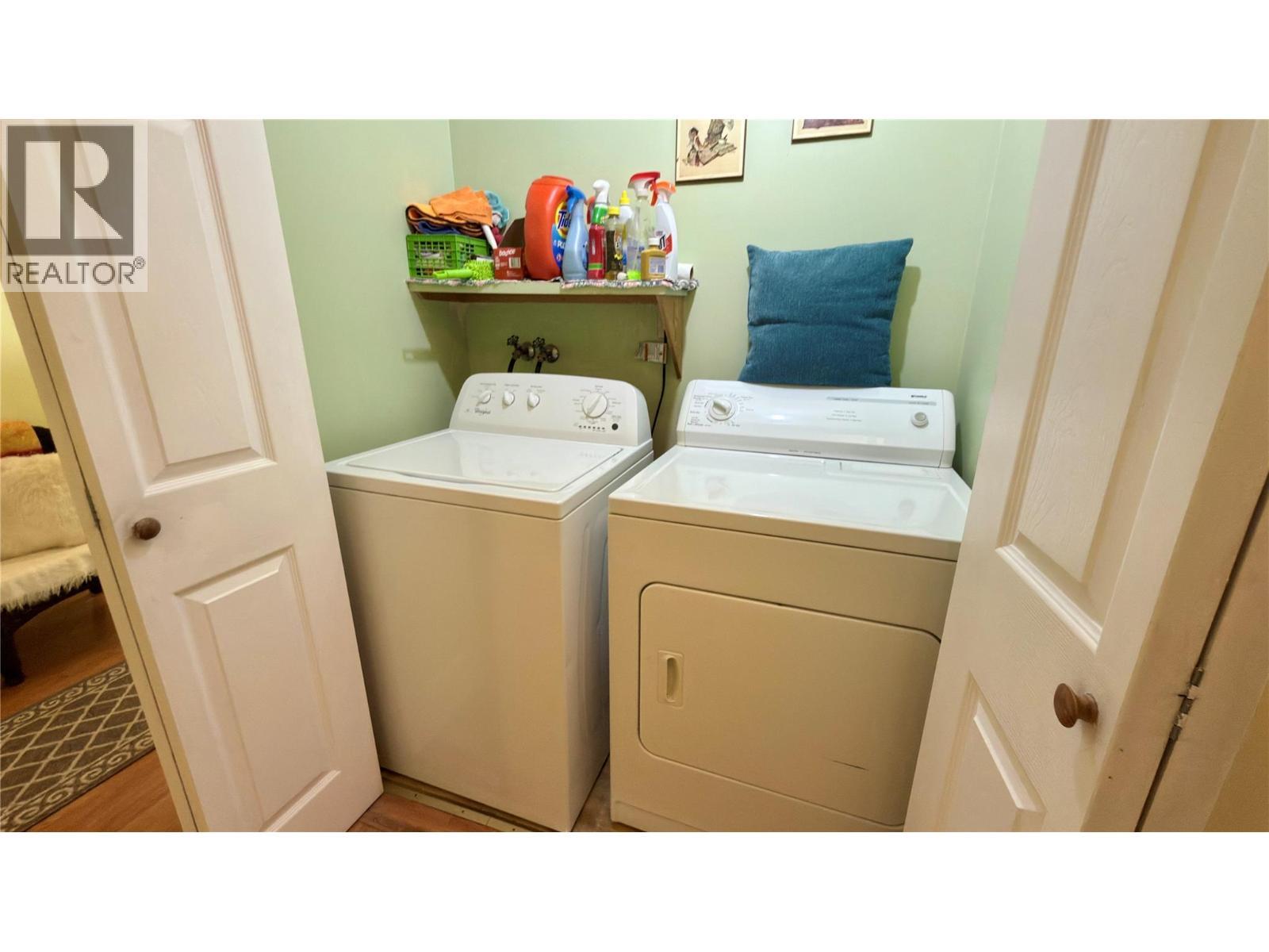 492 Fourth Avenue, Midway, BC - Indoor Photo Showing Laundry Room