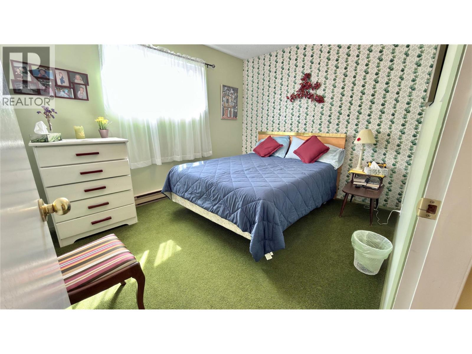 492 Fourth Avenue, Midway, BC - Indoor Photo Showing Bedroom