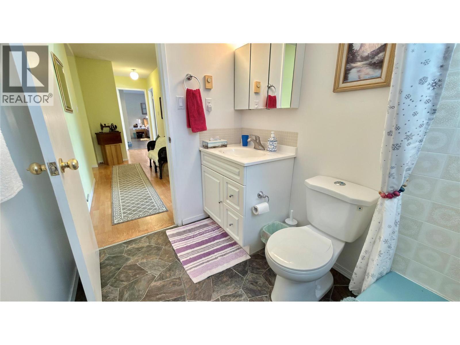 492 Fourth Avenue, Midway, BC - Indoor Photo Showing Bathroom