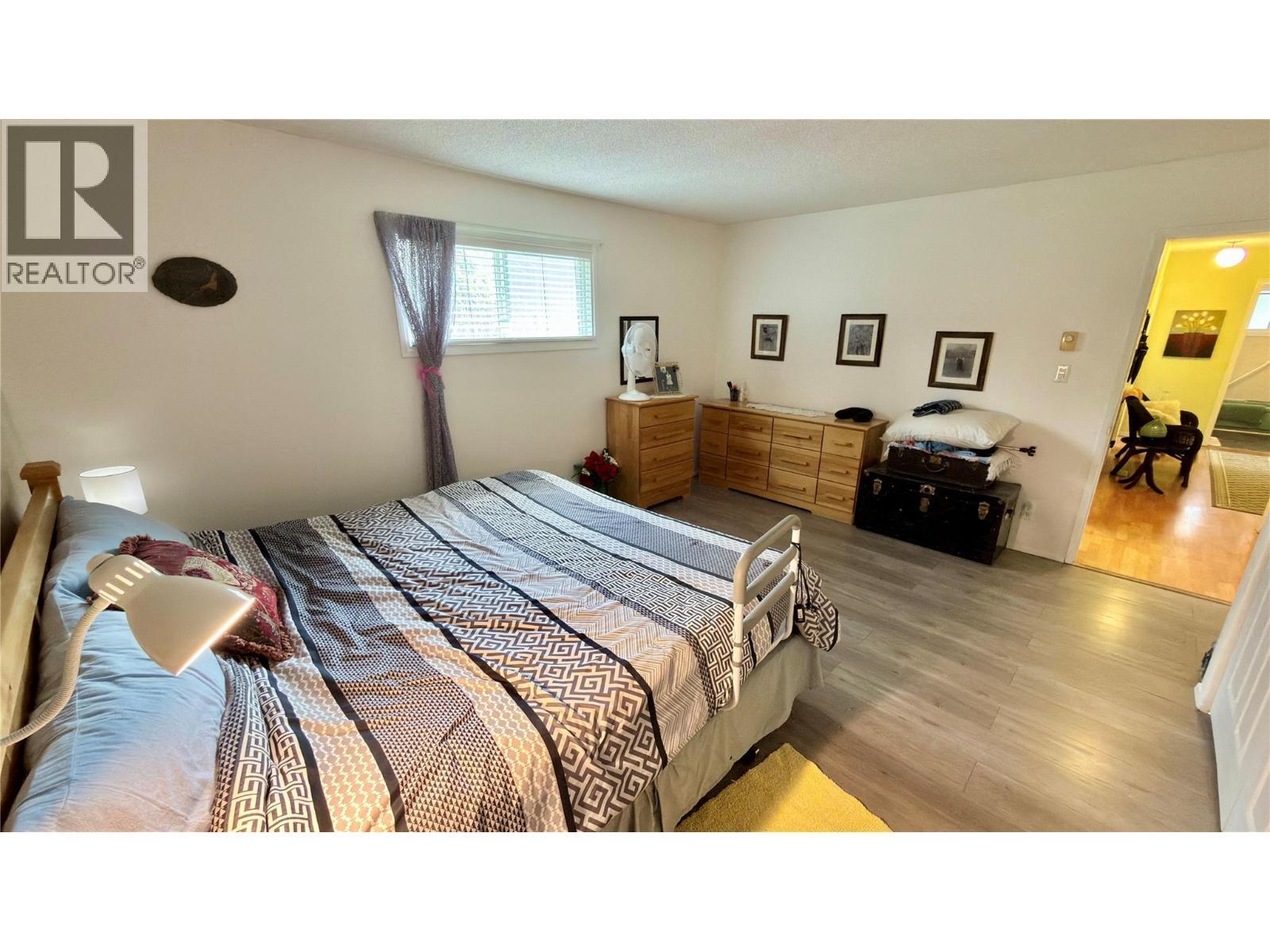 492 Fourth Avenue, Midway, BC - Indoor Photo Showing Bedroom