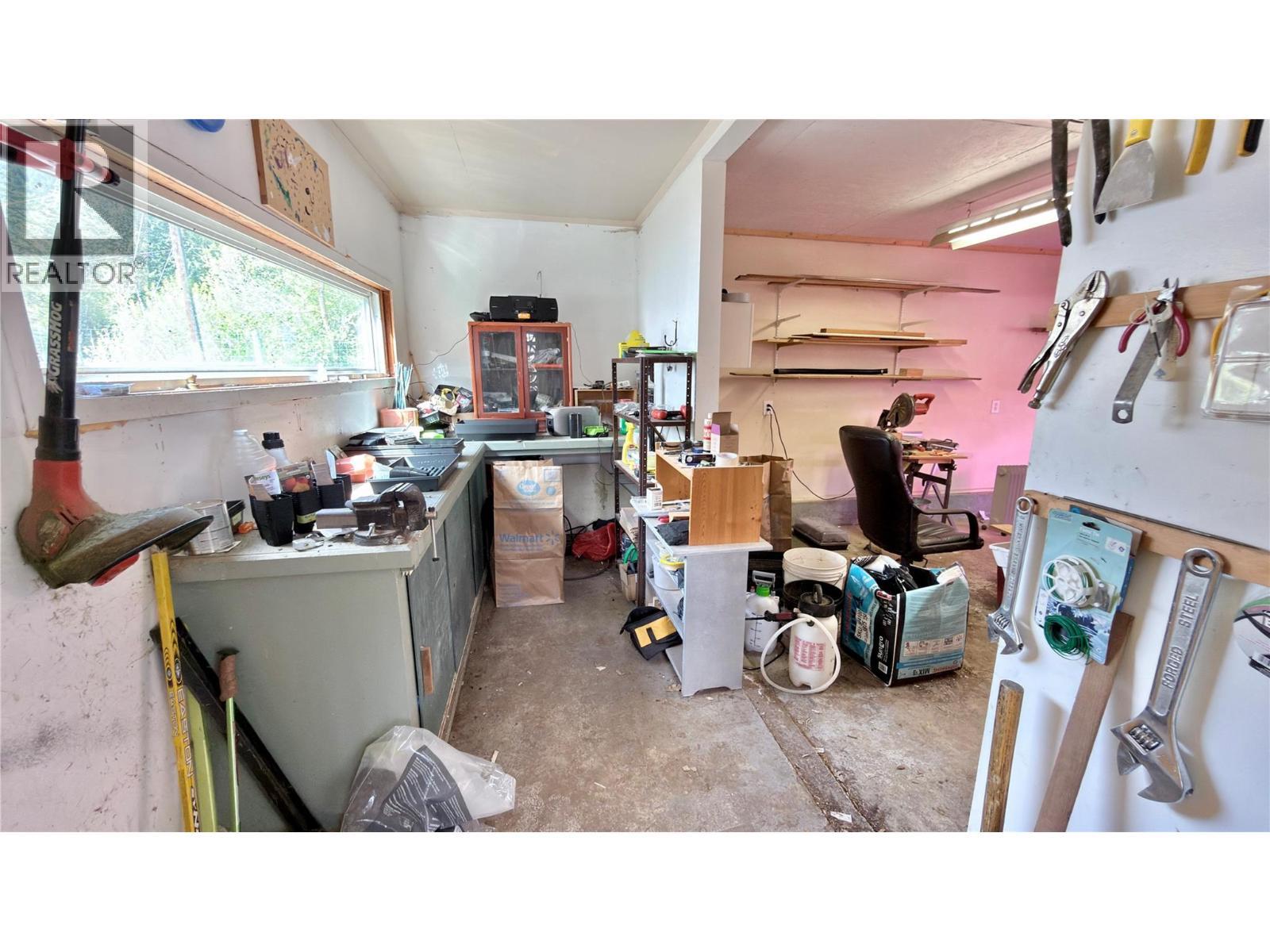 492 Fourth Avenue, Midway, BC - Indoor Photo Showing Laundry Room