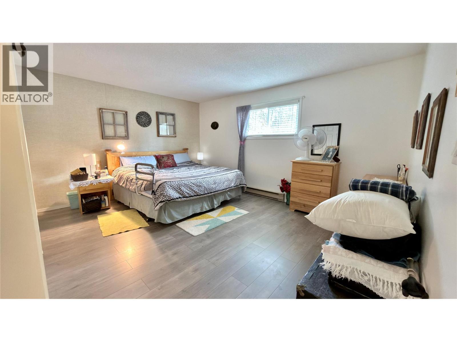 492 Fourth Avenue, Midway, BC - Indoor Photo Showing Bedroom