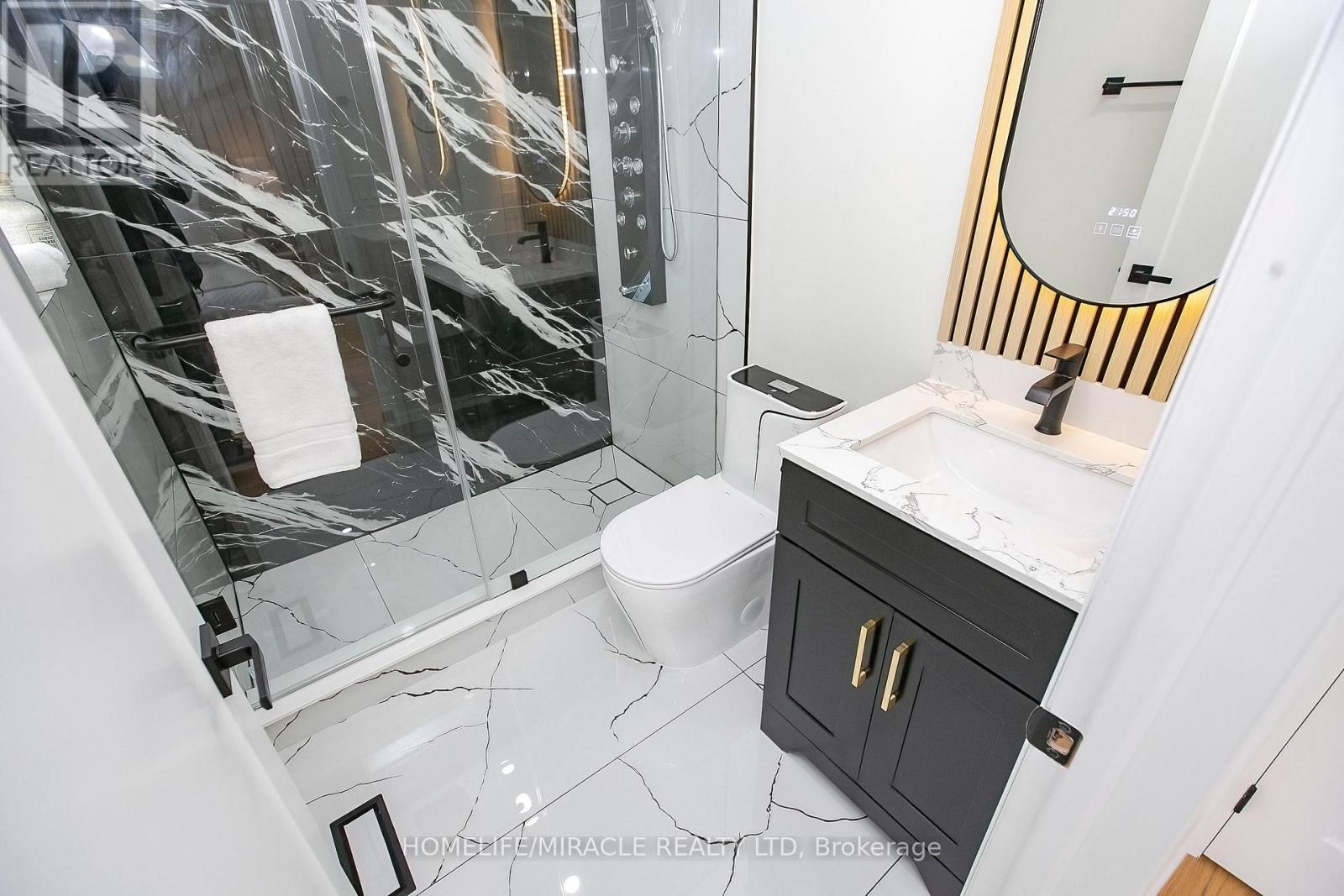 52 Foxacre Row, Brampton, ON - Indoor Photo Showing Bathroom