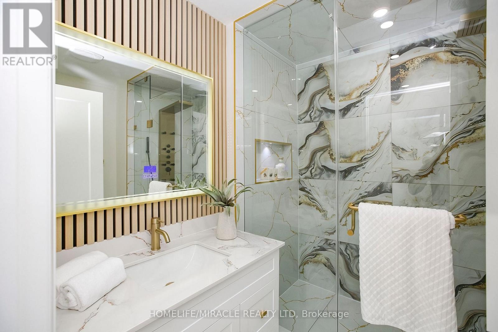 52 Foxacre Row, Brampton, ON - Indoor Photo Showing Bathroom