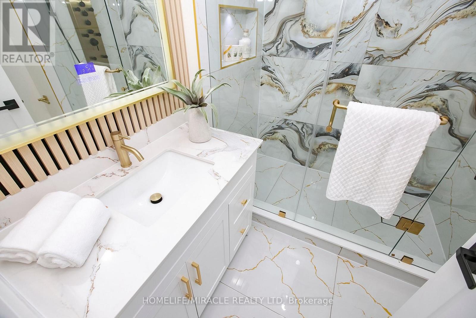 52 Foxacre Row, Brampton, ON - Indoor Photo Showing Bathroom