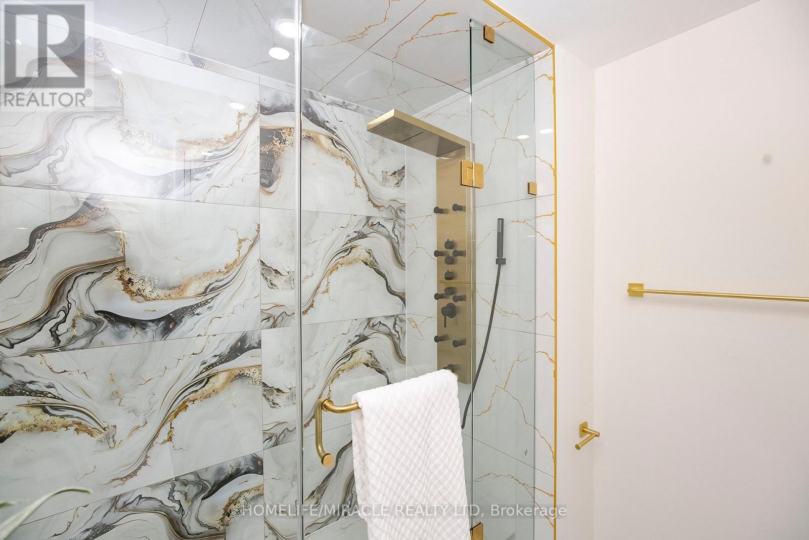 52 Foxacre Row, Brampton, ON - Indoor Photo Showing Bathroom