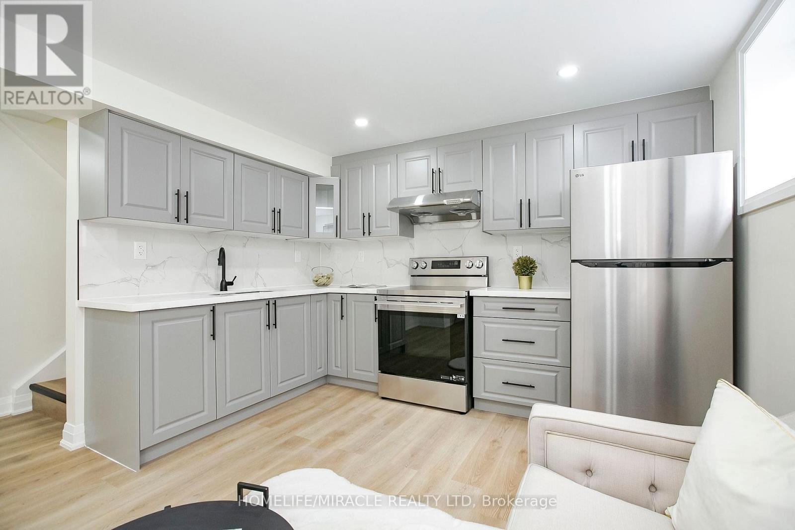 52 Foxacre Row, Brampton, ON - Indoor Photo Showing Kitchen