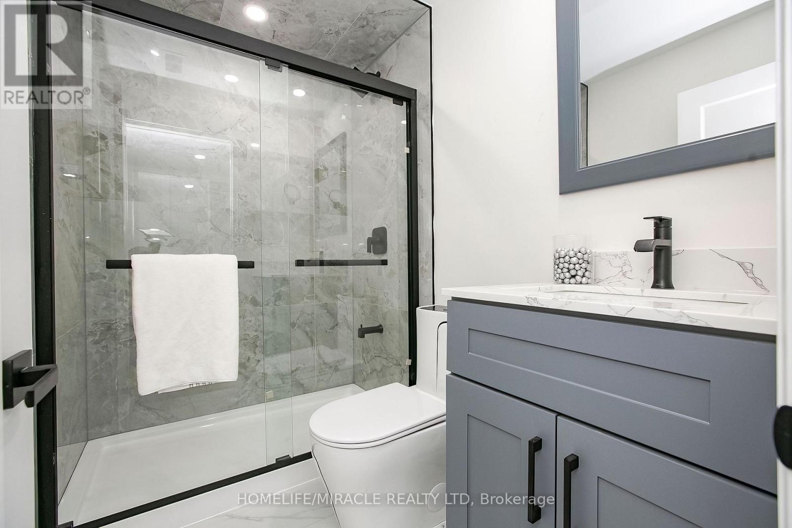 52 Foxacre Row, Brampton, ON - Indoor Photo Showing Bathroom