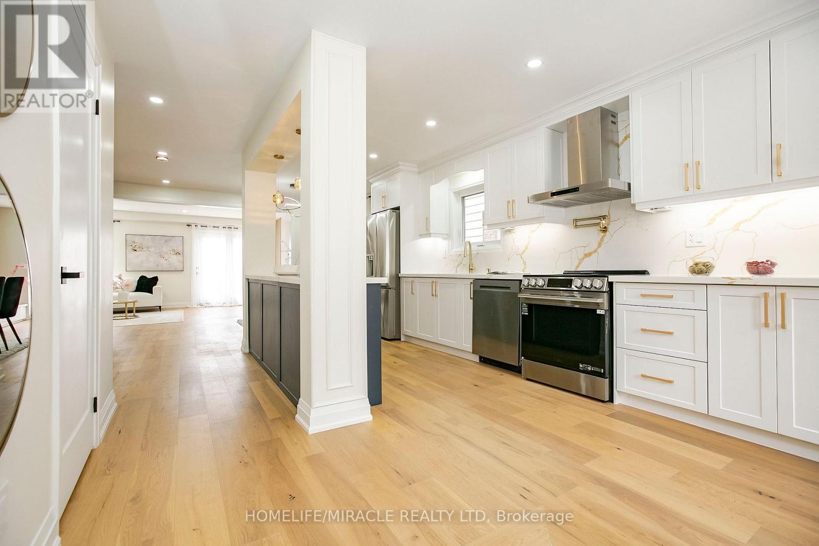 52 Foxacre Row, Brampton, ON - Indoor Photo Showing Kitchen With Upgraded Kitchen