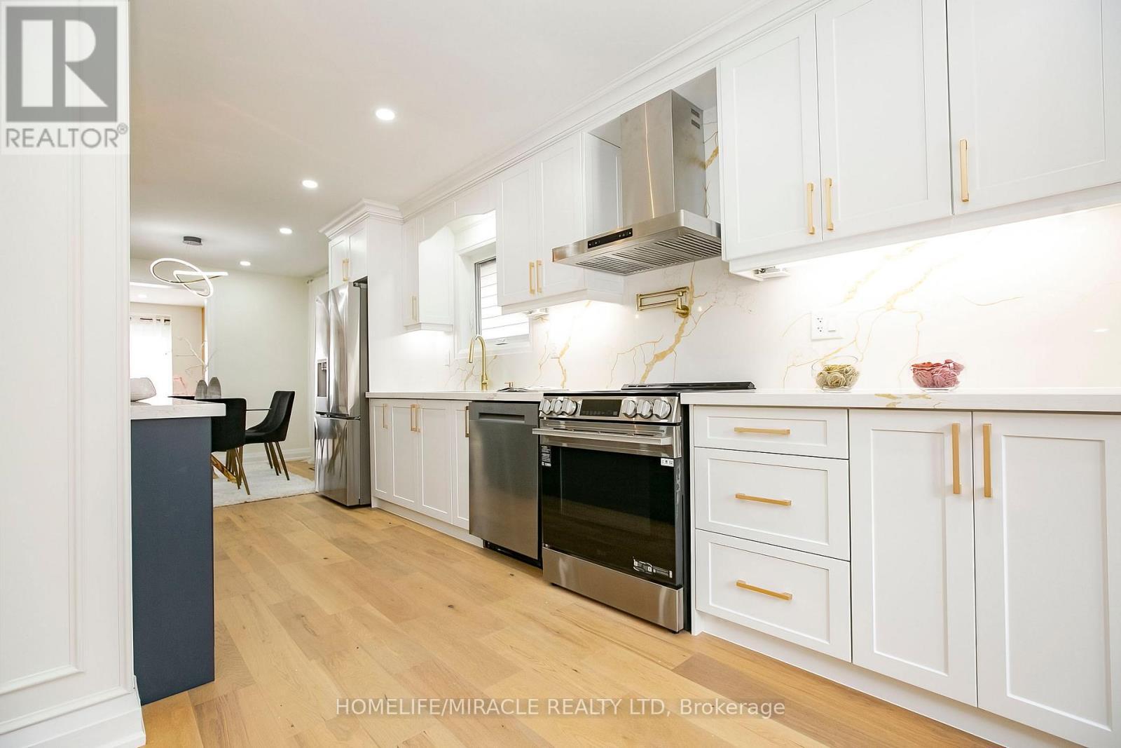 52 Foxacre Row, Brampton, ON - Indoor Photo Showing Kitchen With Upgraded Kitchen