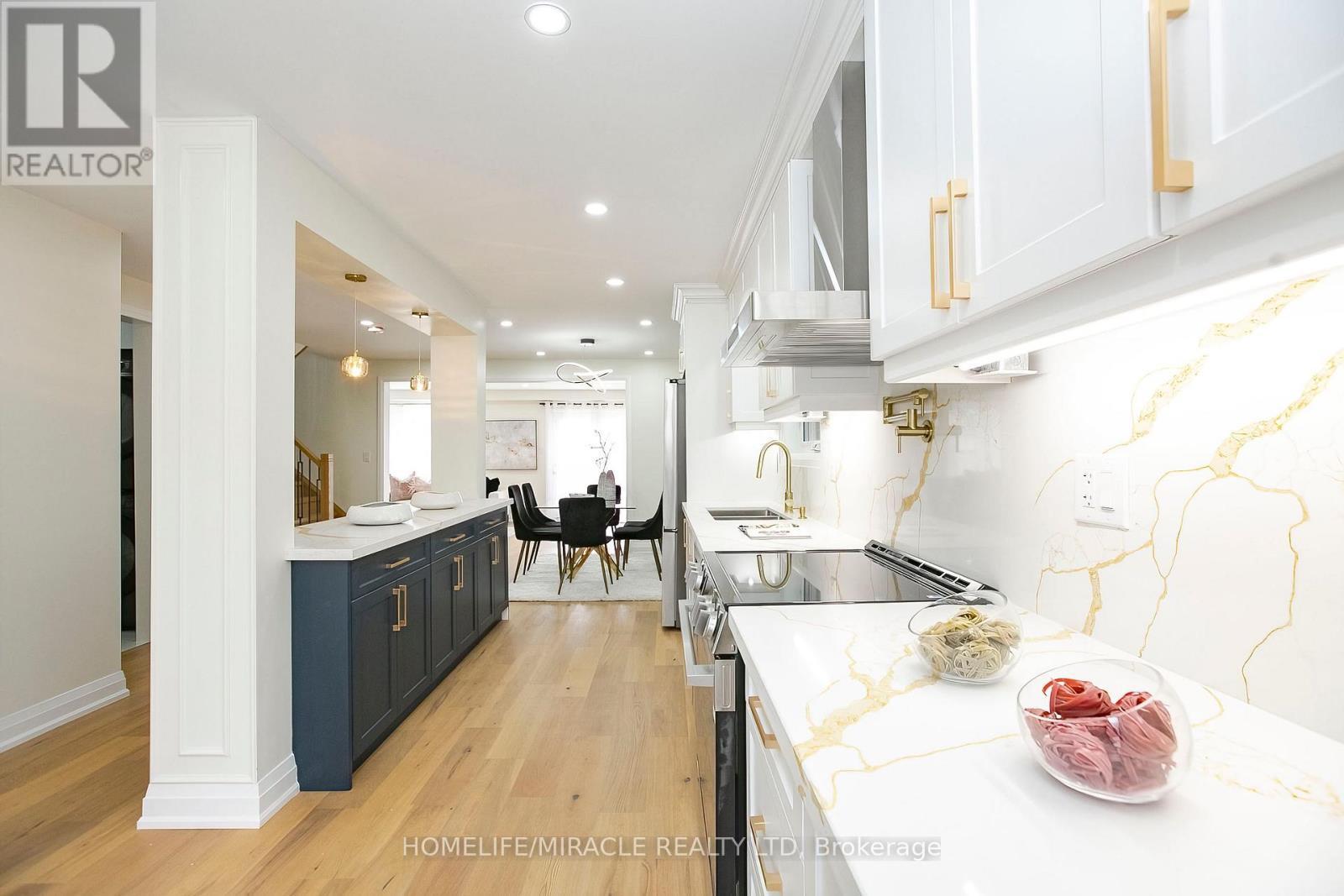 52 Foxacre Row, Brampton, ON - Indoor Photo Showing Kitchen