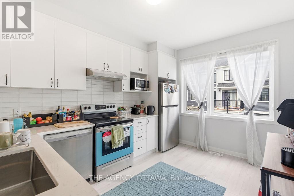 920 Nova Private, Ottawa, ON - Indoor Photo Showing Kitchen With Upgraded Kitchen