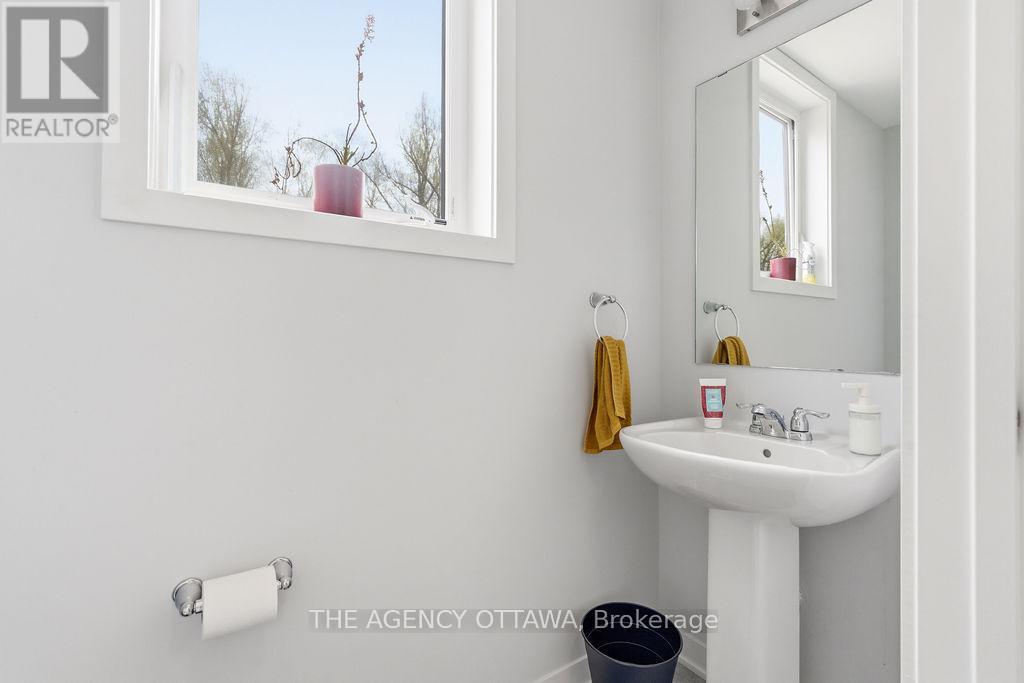 Powder room - 920 Nova Private, Ottawa, ON - Indoor Photo Showing Bathroom