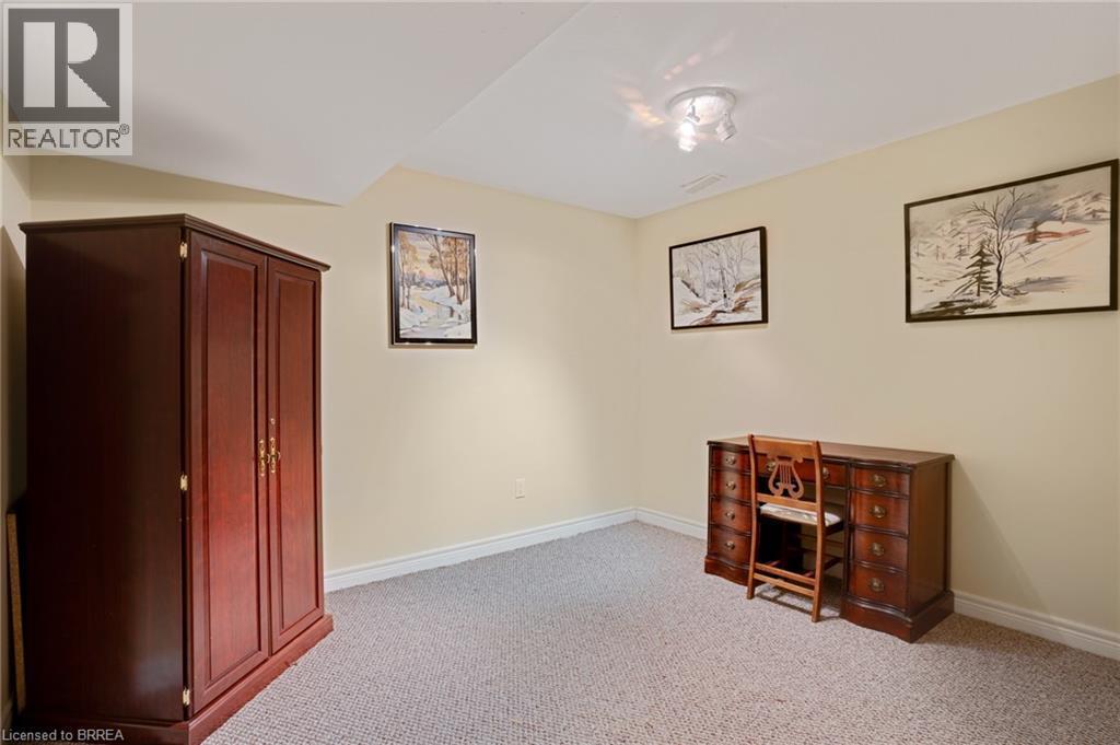 Neutral-toned walls complement the light-colored carpet flooring - 422 Powerline Road Unit# 10, Brantford, ON - Indoor