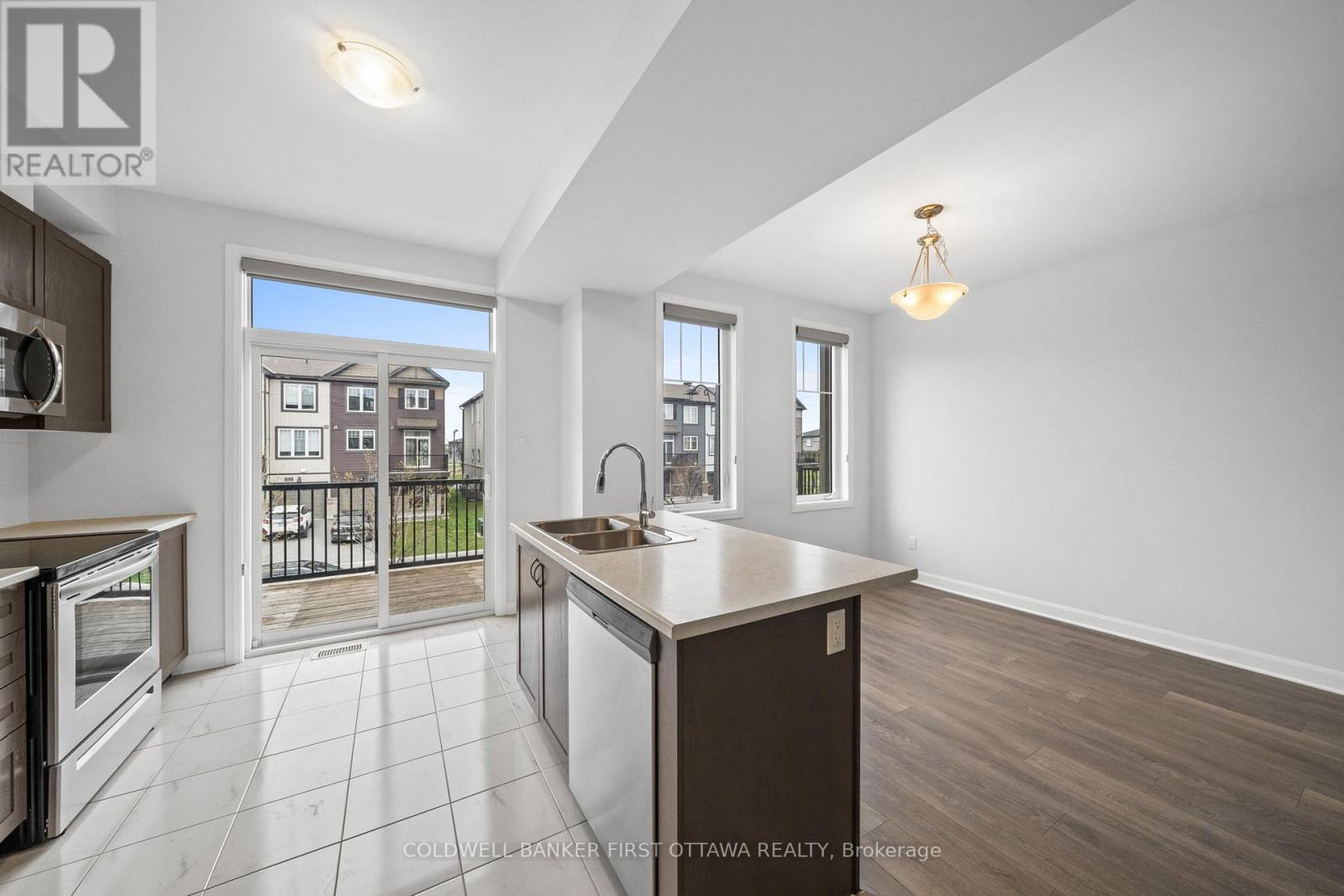 511 Clemency Crescent, Ottawa, ON - Indoor Photo Showing Kitchen With Double Sink