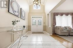 Spacious foyer - 