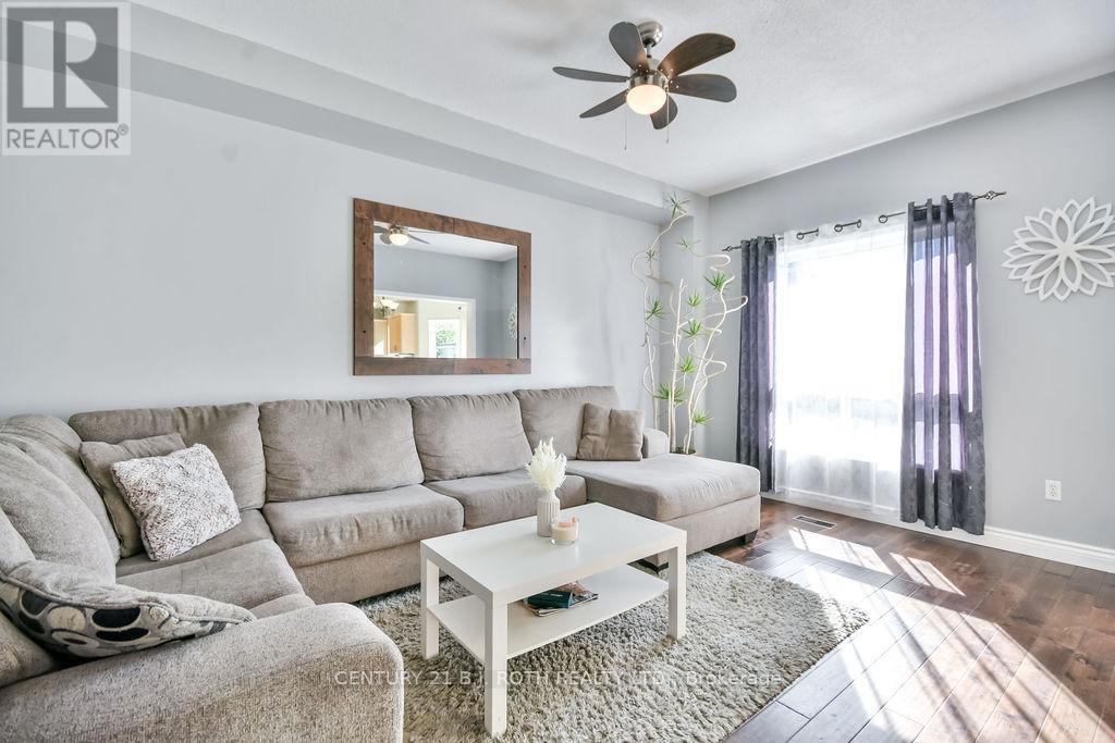 1970 Webster Boulevard, Innisfil, ON - Indoor Photo Showing Living Room