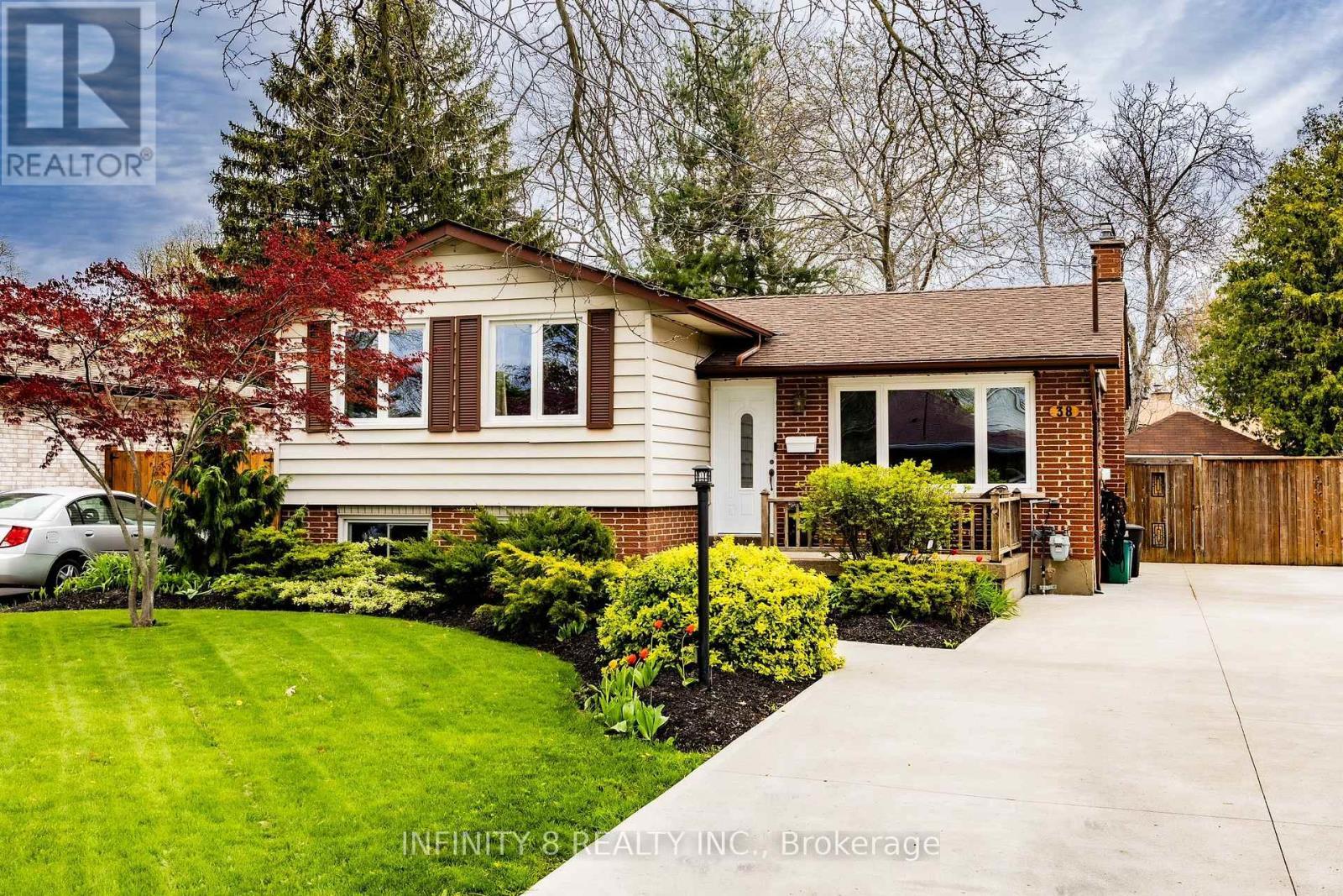 38 Crescentwood Dr. with Large Concrete Driveway - 38 Crescentwood Drive, St. Catharines (Lakeport), ON - Outdoor