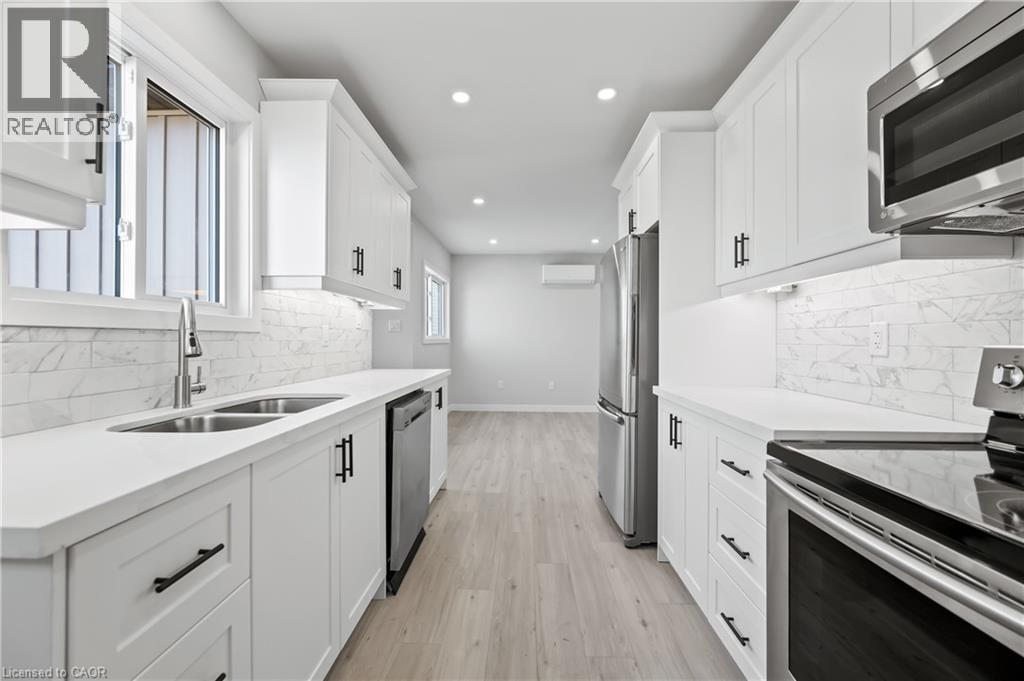 1180 Union Street, Kitchener, ON - Indoor Photo Showing Kitchen With Double Sink With Upgraded Kitchen