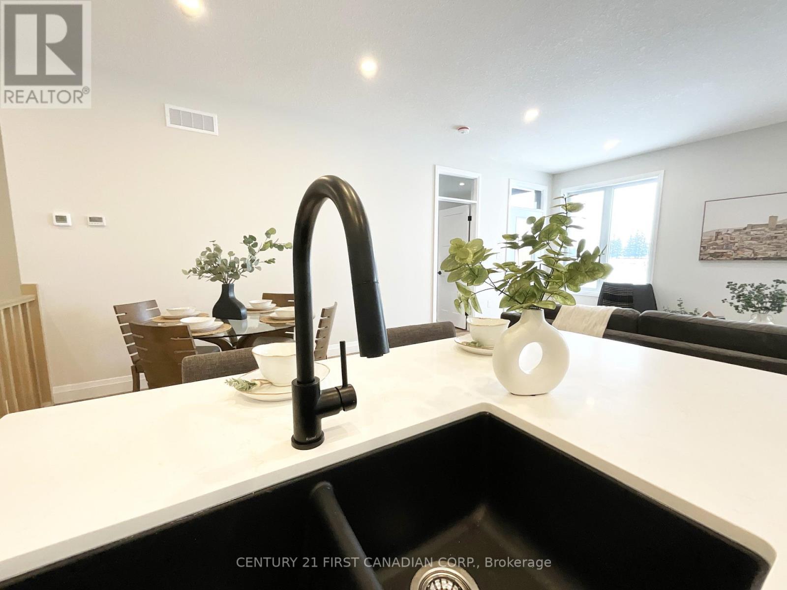 7 Postma Crescent, North Middlesex (Ailsa Craig), ON - Indoor