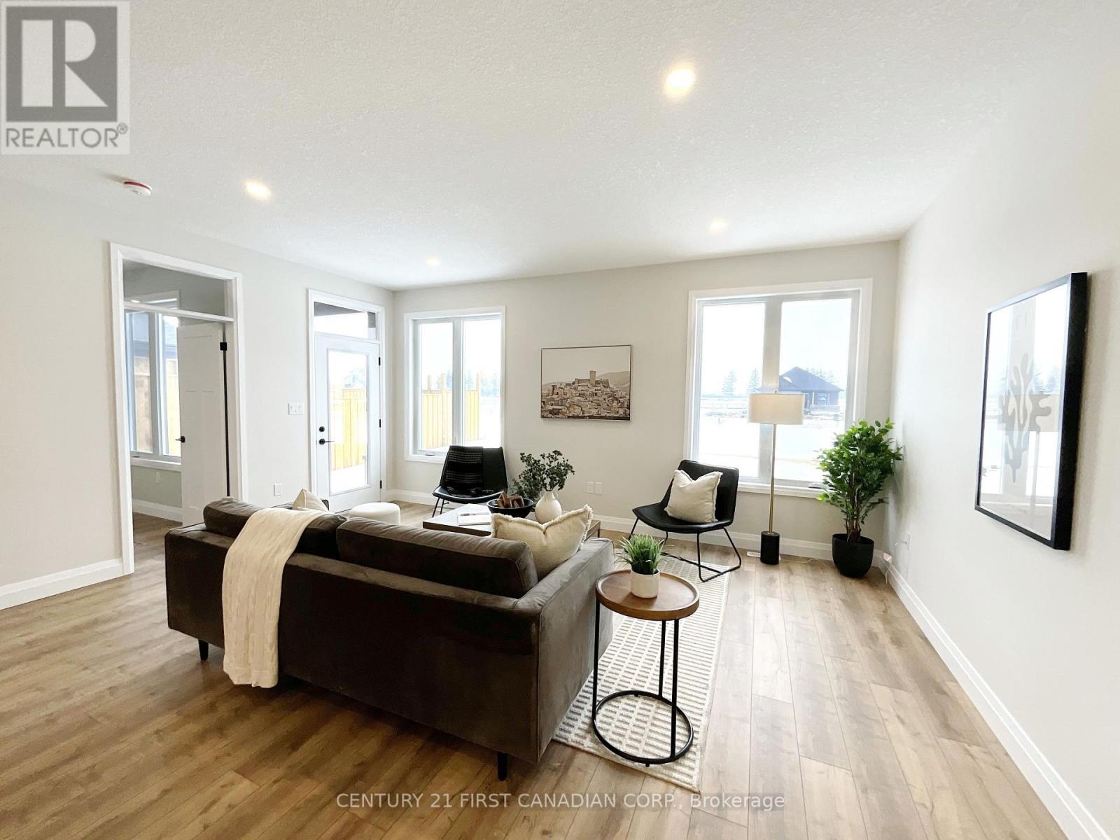7 Postma Crescent, North Middlesex (Ailsa Craig), ON - Indoor Photo Showing Living Room