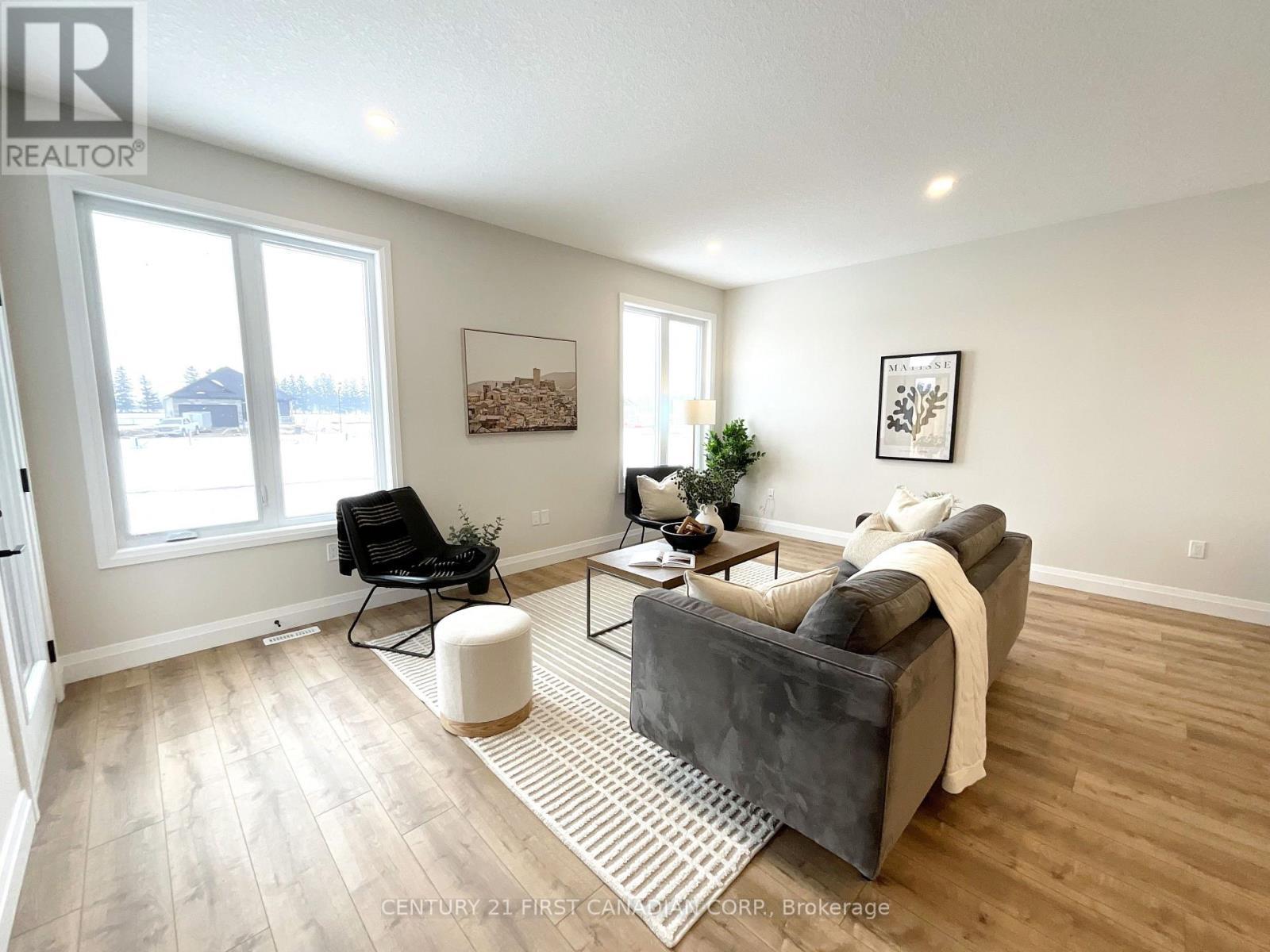 7 Postma Crescent, North Middlesex (Ailsa Craig), ON - Indoor Photo Showing Living Room
