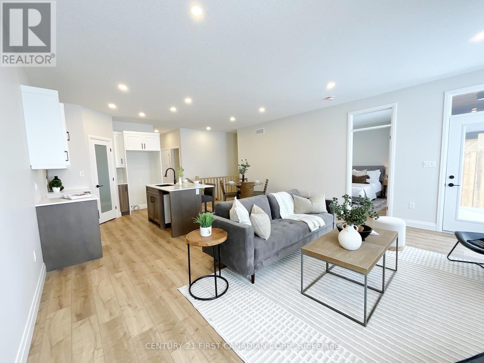 7 Postma Crescent, North Middlesex (Ailsa Craig), ON - Indoor Photo Showing Living Room