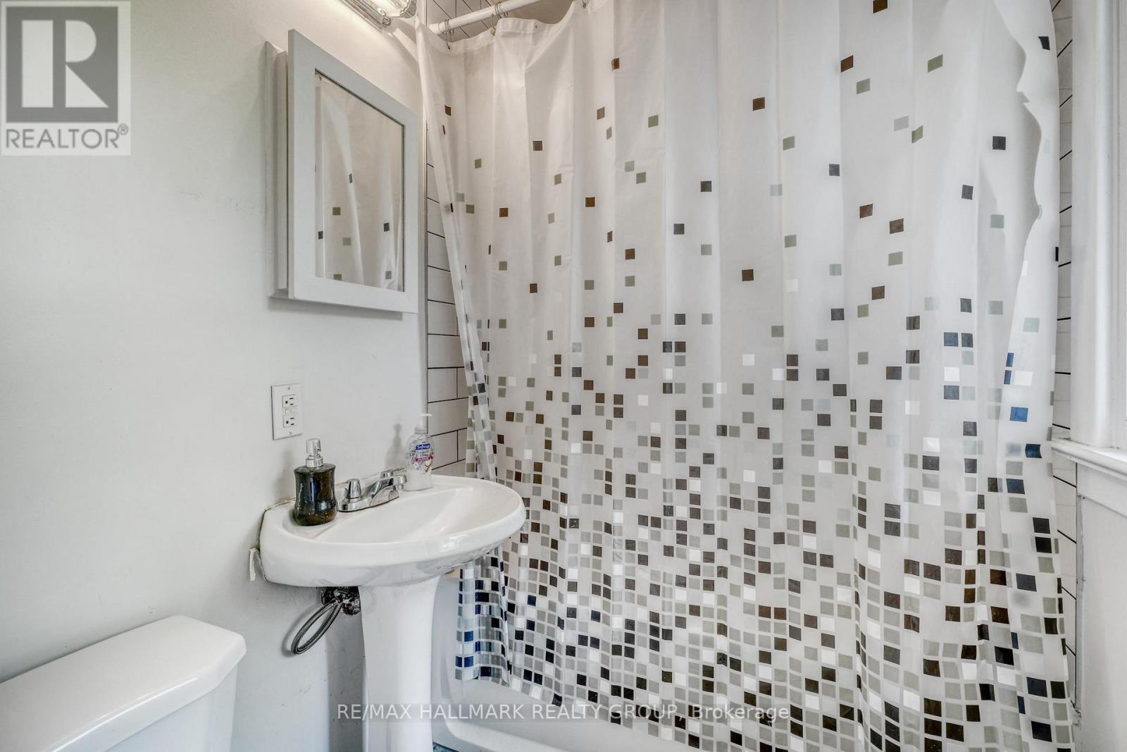 223 Sanford Avenue, Ottawa, ON - Indoor Photo Showing Bathroom