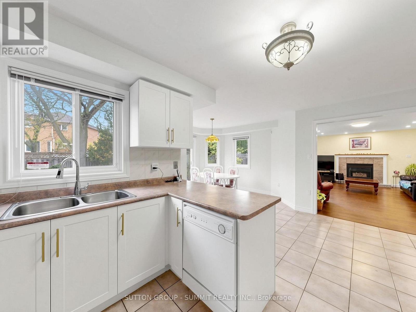 1763 Willow Way, Mississauga, ON - Indoor Photo Showing Kitchen With Double Sink