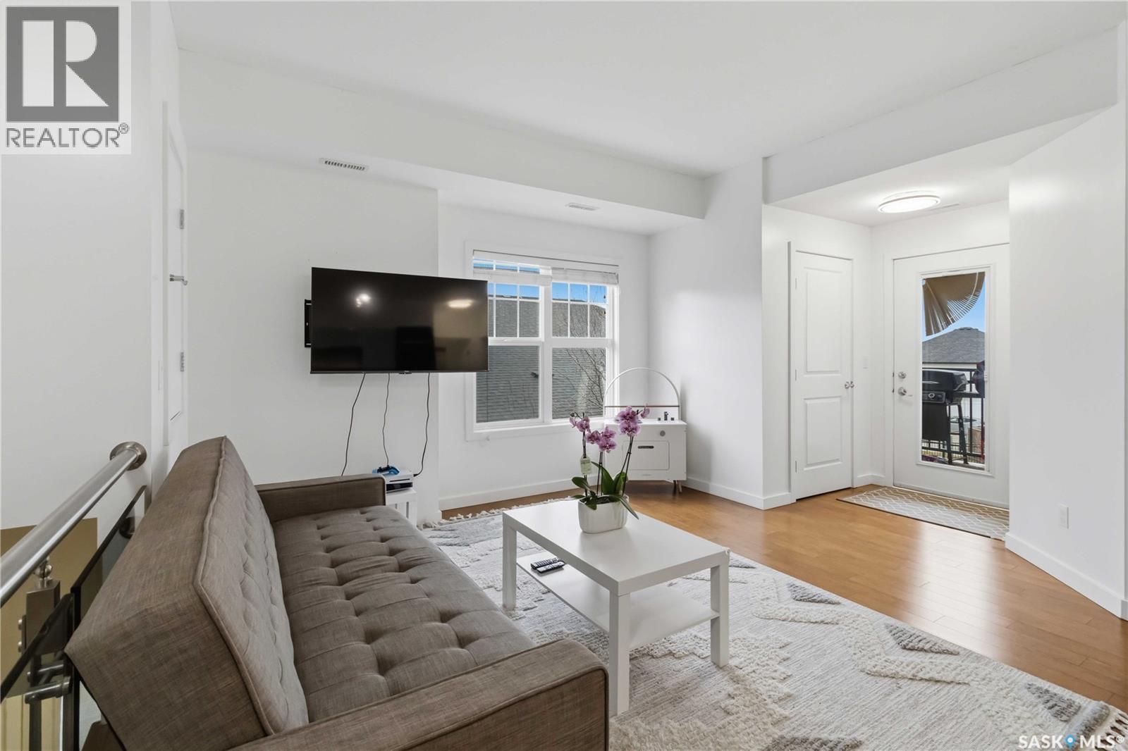 202 1015 Patrick Crescent, Saskatoon, SK - Indoor Photo Showing Living Room