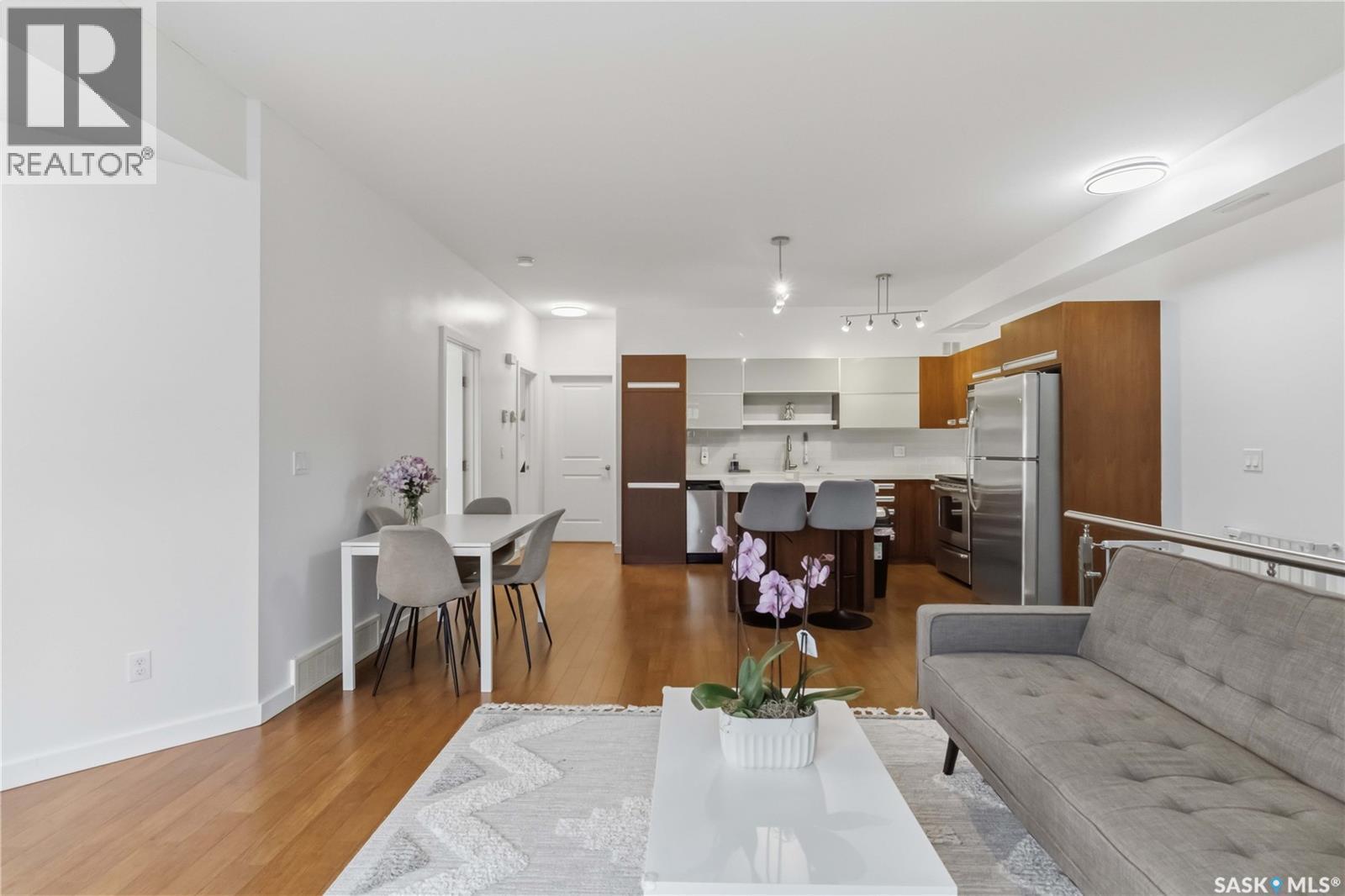 202 1015 Patrick Crescent, Saskatoon, SK - Indoor Photo Showing Living Room