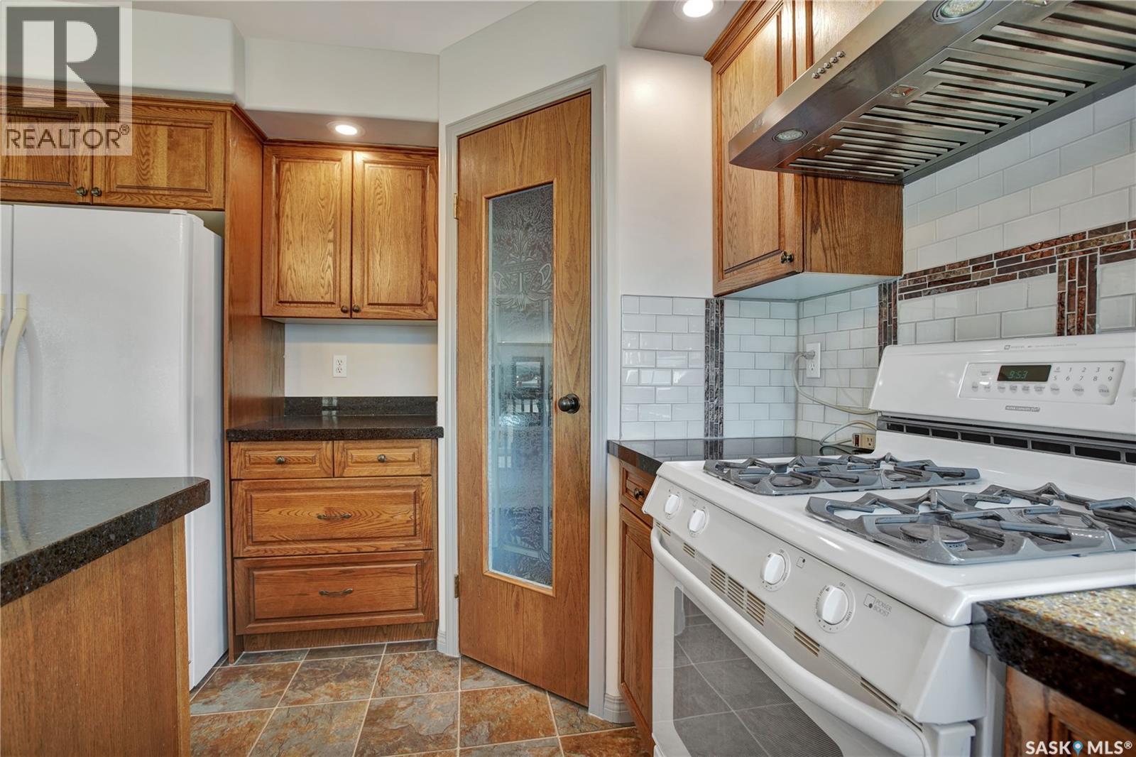 114 Woods Court, Saskatoon, SK - Indoor Photo Showing Kitchen