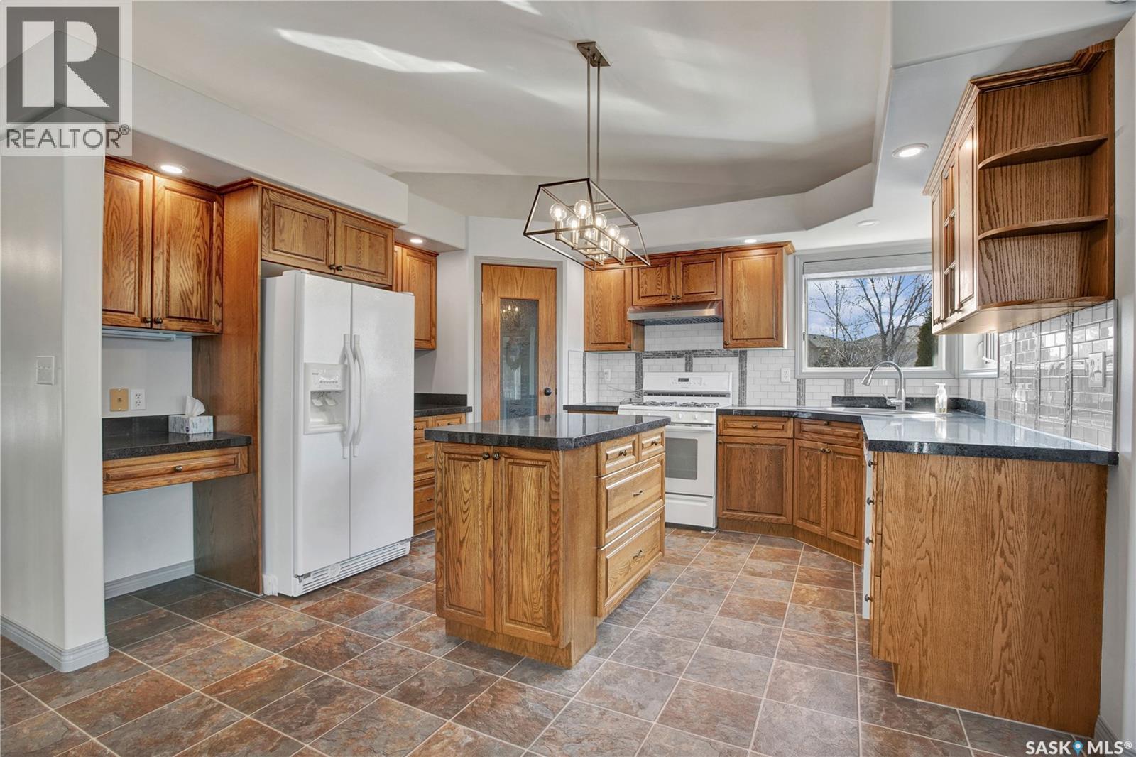 114 Woods Court, Saskatoon, SK - Indoor Photo Showing Kitchen