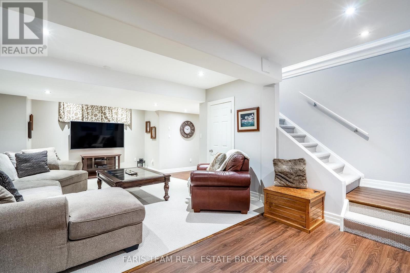 20 Mourning Dove Trail, Tiny, ON - Indoor Photo Showing Living Room