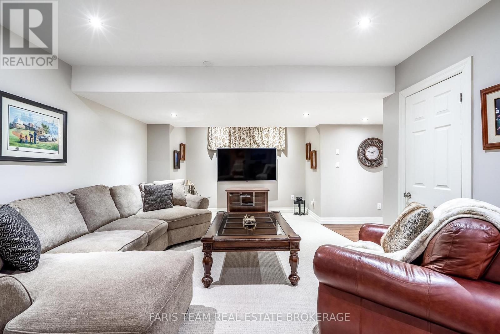 20 Mourning Dove Trail, Tiny, ON - Indoor Photo Showing Living Room