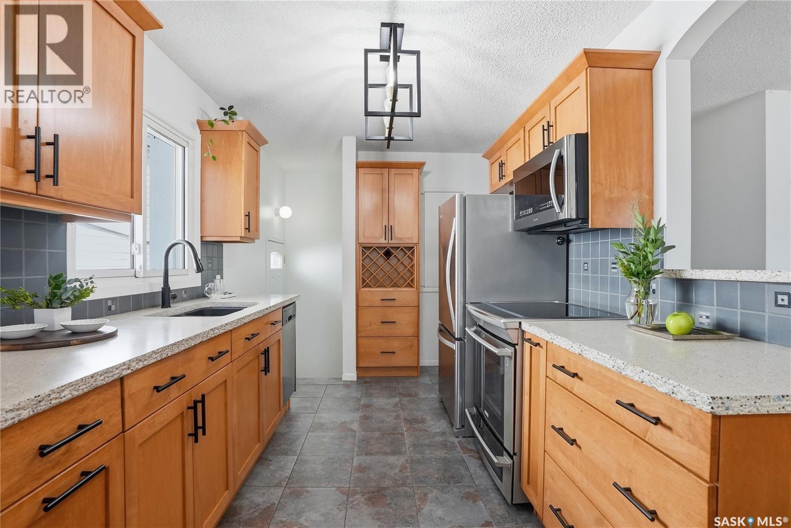 1722 Alexandra Avenue, Saskatoon, SK - Indoor Photo Showing Kitchen With Upgraded Kitchen