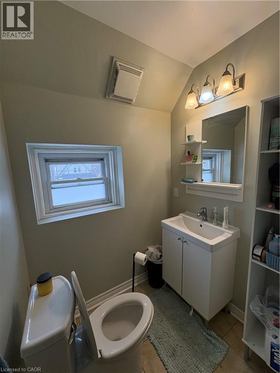184 Arkell Street, Hamilton, ON - Indoor Photo Showing Bathroom