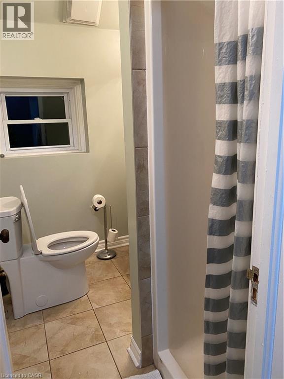 184 Arkell Street, Hamilton, ON - Indoor Photo Showing Bathroom