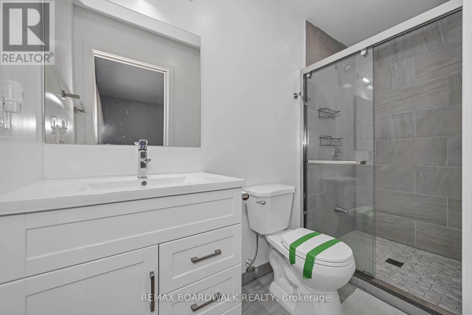 956 Garwood Avenue, Ottawa, ON - Indoor Photo Showing Bathroom