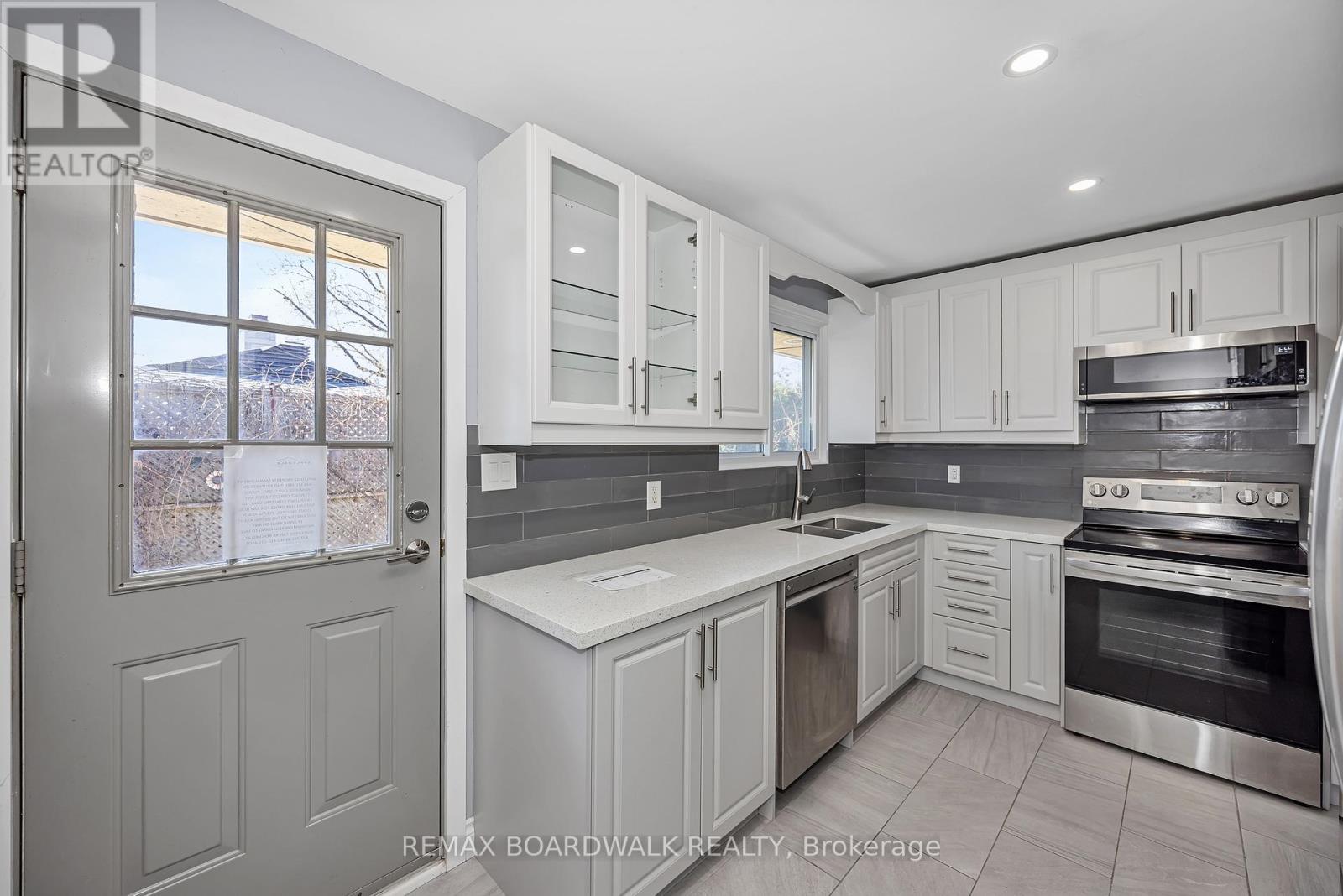 956 Garwood Avenue, Ottawa, ON - Indoor Photo Showing Kitchen With Double Sink
