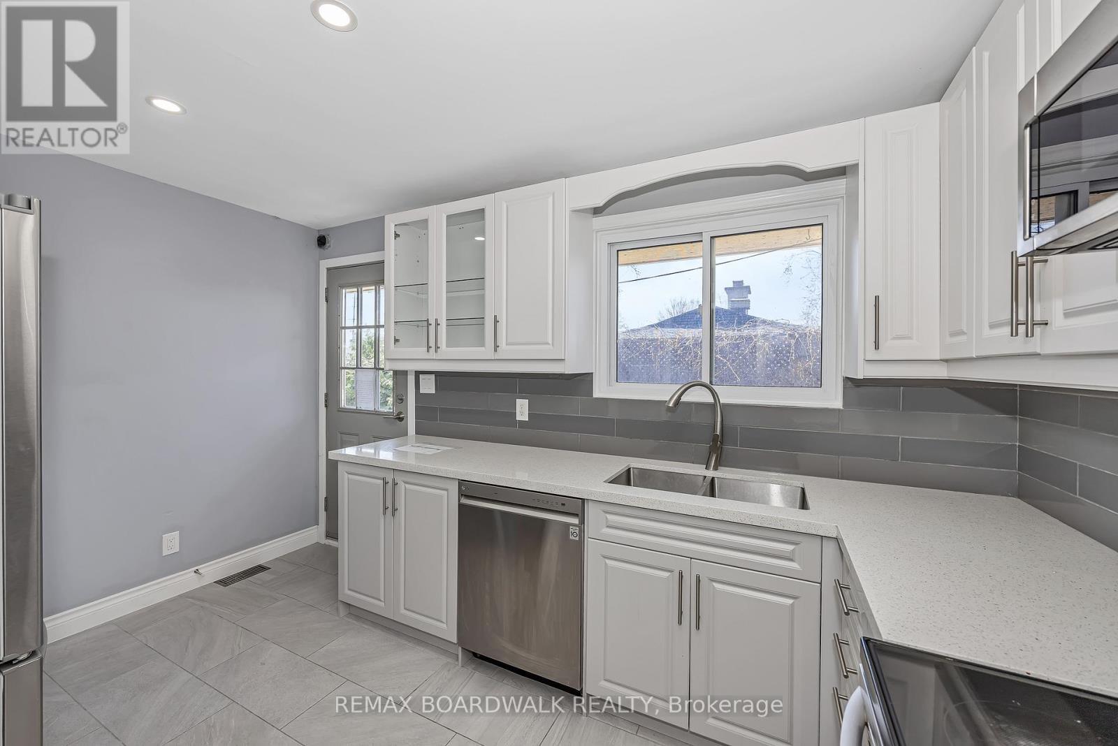 956 Garwood Avenue, Ottawa, ON - Indoor Photo Showing Kitchen With Upgraded Kitchen