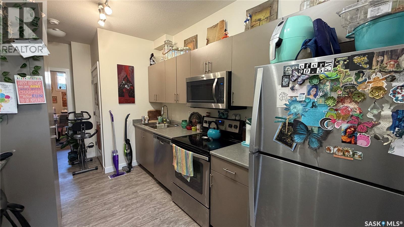 2212 St Patrick Avenue, Saskatoon, SK - Indoor Photo Showing Kitchen
