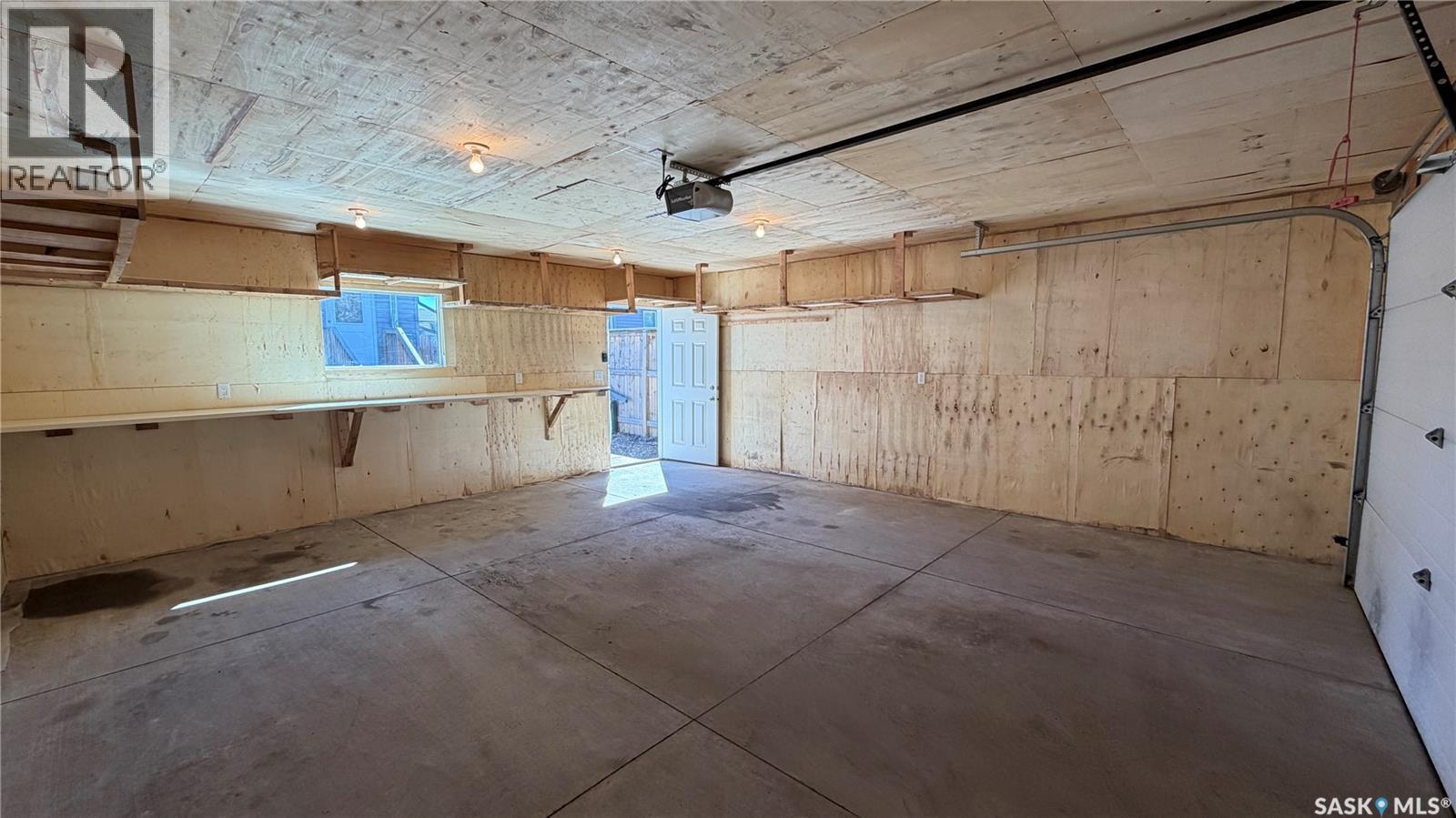 2212 St Patrick Avenue, Saskatoon, SK - Indoor Photo Showing Garage