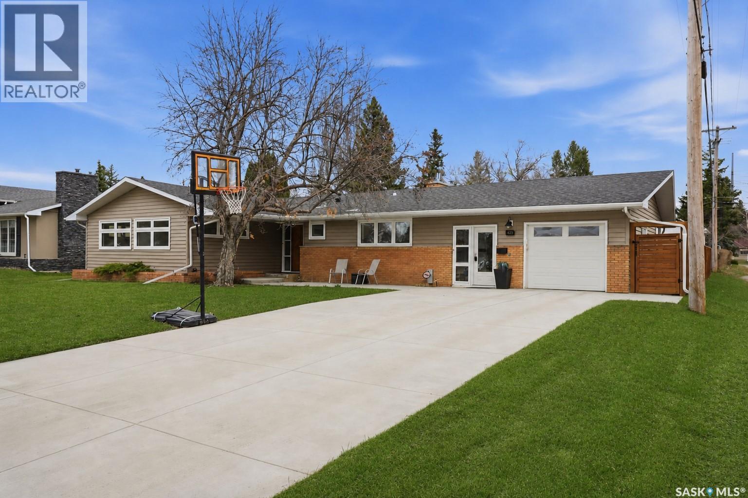 425 Bate Crescent, Saskatoon, SK - Outdoor With Facade