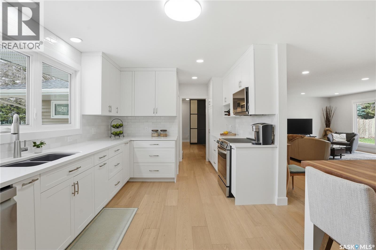 425 Bate Crescent, Saskatoon, SK - Indoor Photo Showing Kitchen With Double Sink