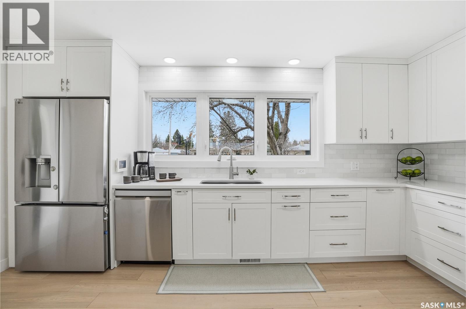 425 Bate Crescent, Saskatoon, SK - Indoor Photo Showing Kitchen