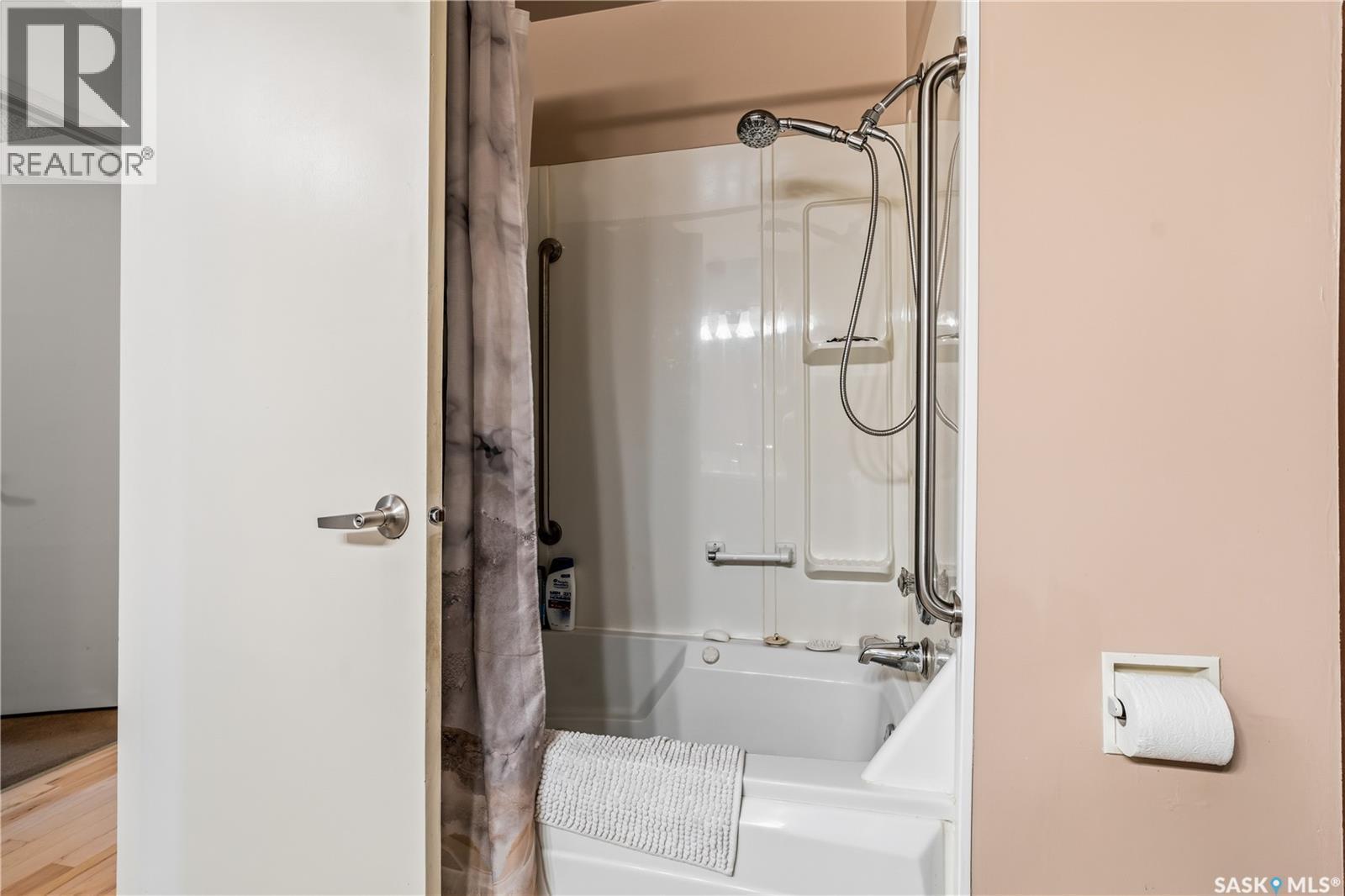 6 Selkirk Crescent, Regina, SK - Indoor Photo Showing Bathroom